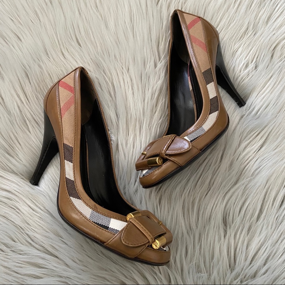 BURBERRY Nova Check Buckle Pump 7.5